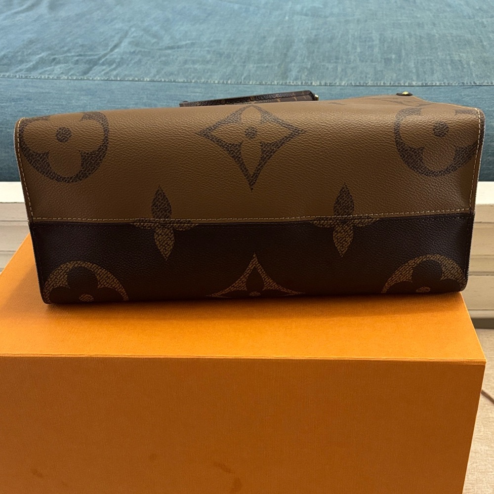 Louis Vuitton On The Go MM Monogram Tote - Picture 5 of 10